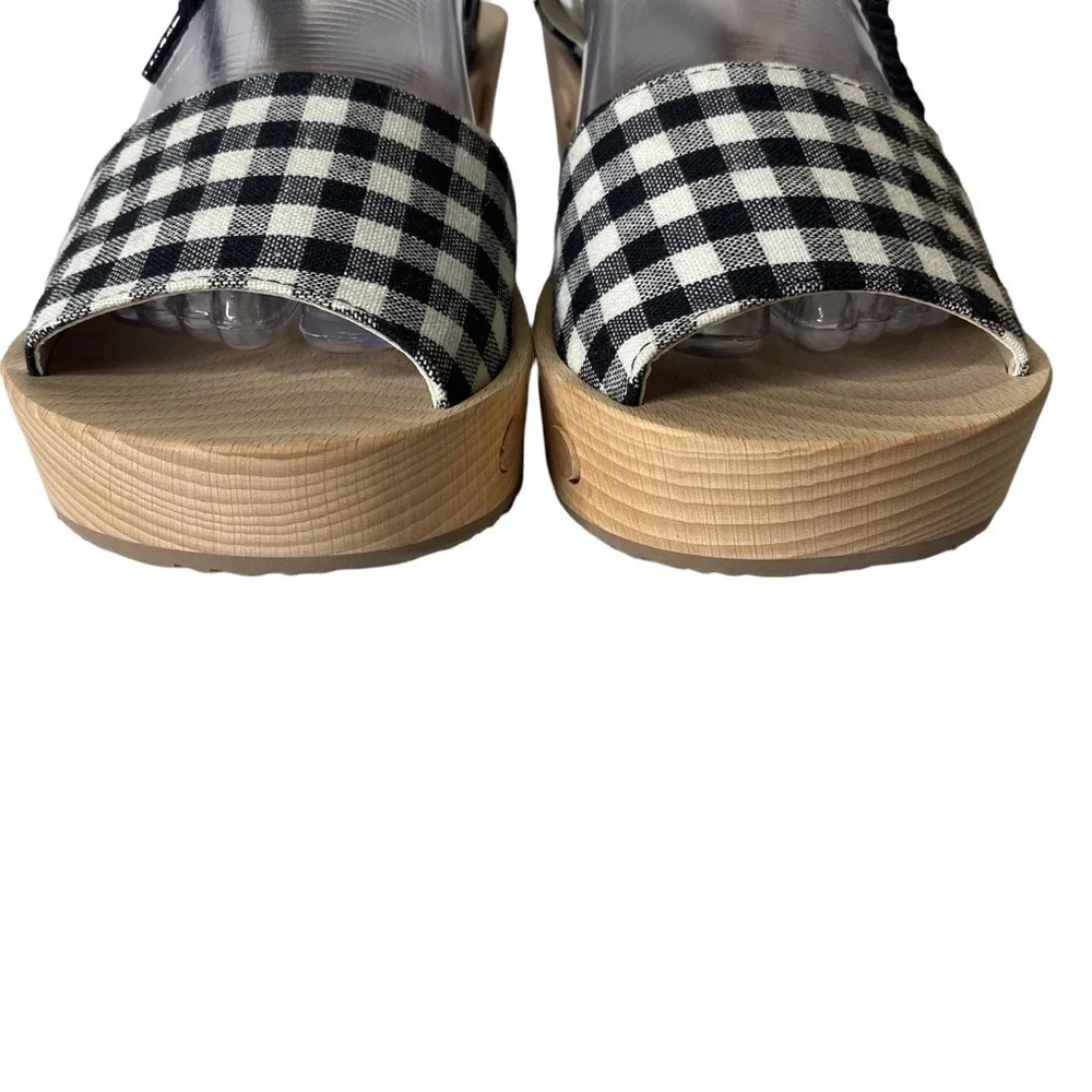 Sedette Canvas Wedge Sandals. Size 8